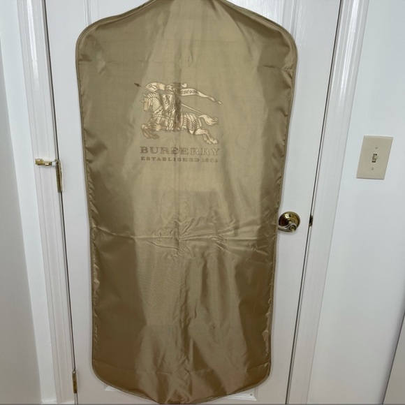 NWT Burberry Black Gabardine Trench Coat with Double-Breasted and Wide Collar - Picture 13 of 13